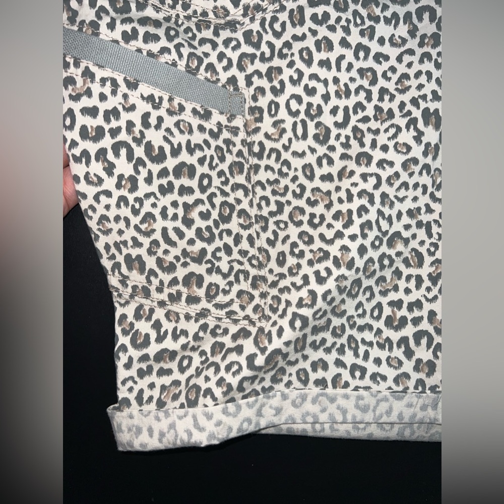 Democracy 'Ab' Solutions High Waisted Cuffed Leopard Print Shorts Size 10 EUC - Picture 4 of 12